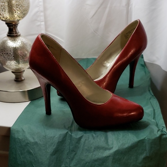 8.5m Red Patent 4 1/5 Heels - Picture 3 of 4